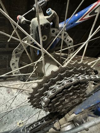 Bicicleta de montaña blanca y azul