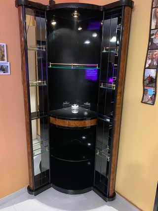 Barra de salón con rinconera y banquetes.