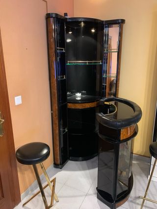 Barra de salón con rinconera y banquetes.