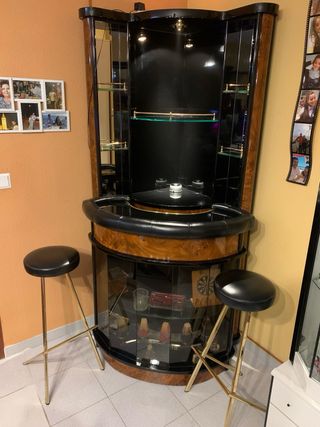 Barra de salón con rinconera y banquetes.