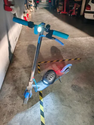 Patinete Eléctrico Azul y Negro en perfecto estado