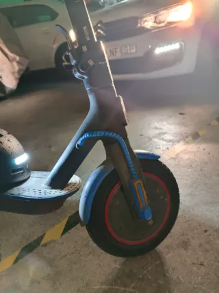 Patinete Eléctrico Azul y Negro en perfecto estado