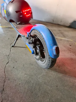 Patinete Eléctrico Azul y Negro en perfecto estado