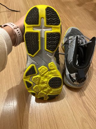 Zapatillas Baloncesto Hombre Grises y Amarillas