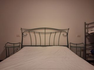 Letto in ferro battuto verde con piano in vetro