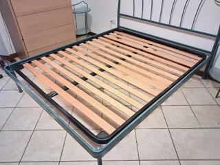 Letto in ferro battuto verde con piano in vetro