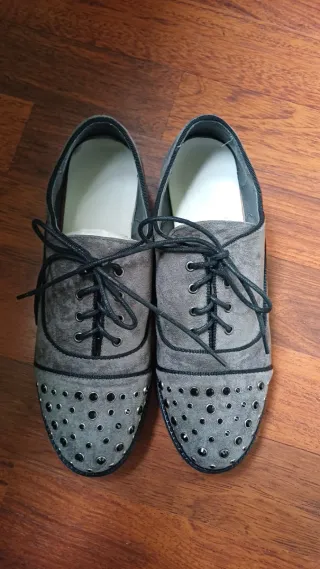 Zapatos grises con tachas
