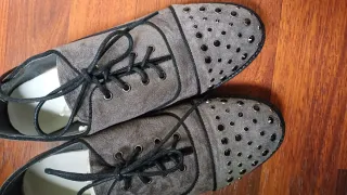 Zapatos grises con tachas