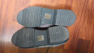 Zapatos grises con tachas