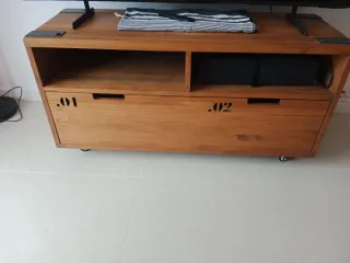 Mesa TV madera con ruedas