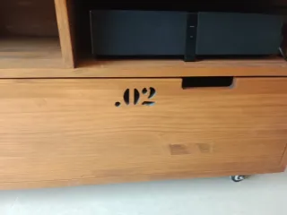 Mesa TV madera con ruedas