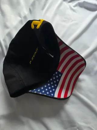 Gorra Pirelli Negra y Dorada