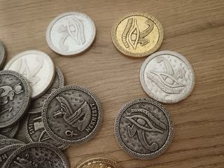 Llaveros y monedas estilo egipcio