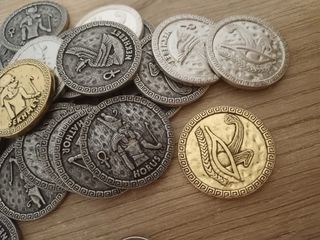 Llaveros y monedas estilo egipcio