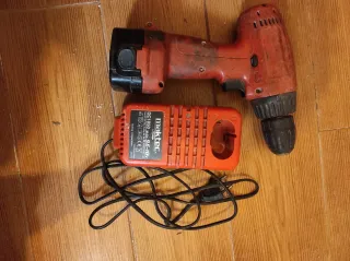 Destornillador y cargador Makita DC1850