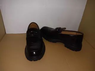 Mocasines negros elegantes con hebilla