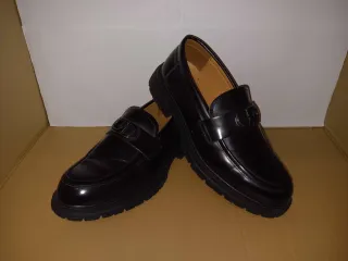 Mocasines negros elegantes con hebilla