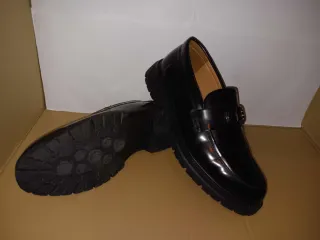 Mocasines negros elegantes con hebilla