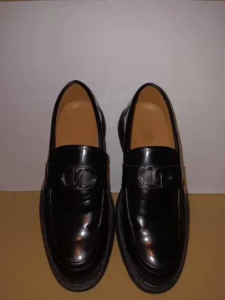 Mocasines negros elegantes con hebilla