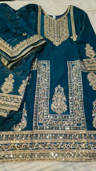 Abito indiano con ricami oro