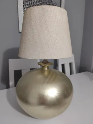 Lámpara de mesa dorada y beige