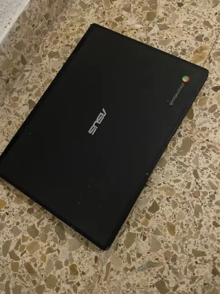 Chromebook Negro con cargador incluido