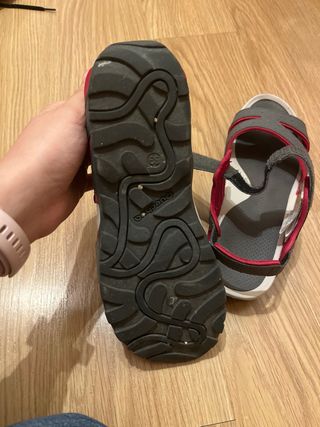 Sandalias Quechua grises y rojas