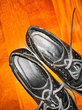 Scarpe eleganti nere con lacci