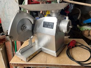 Máquina picar carne y disco corte