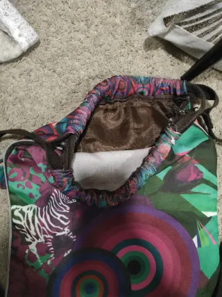 Mochila multicolor con círculos