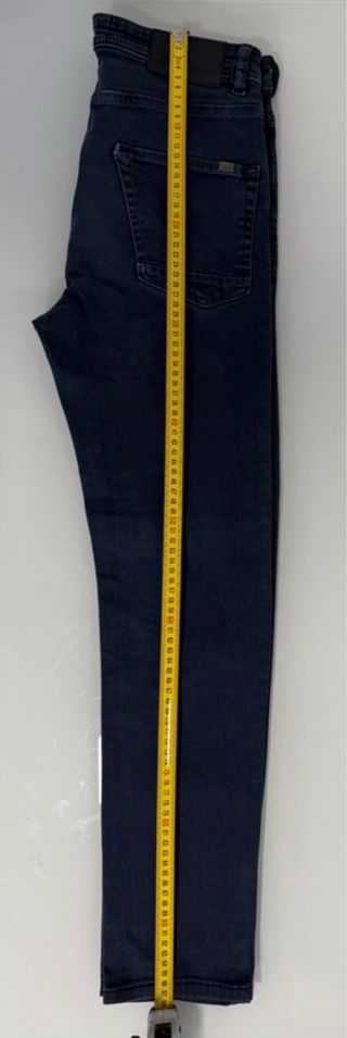 Pantalón azul marino tipo jean/ vaquero skinny.