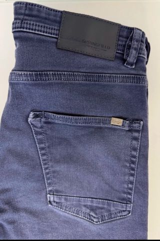 Pantalón azul marino tipo jean/ vaquero skinny.