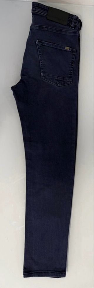 Pantalón azul marino tipo jean/ vaquero skinny.