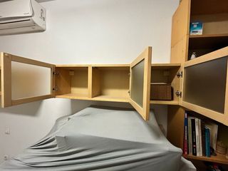 Estantería de madera con puertas de cristal