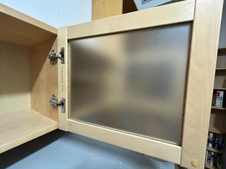 Estantería de madera con puertas de cristal