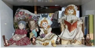 Vecchie bambole in resina