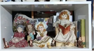 Vecchie bambole in resina