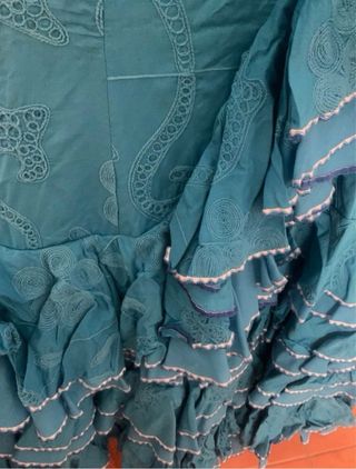 Traje de flamenca azul con volantes