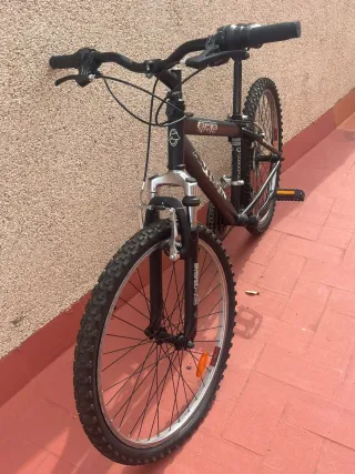 Bicicleta negra infantil