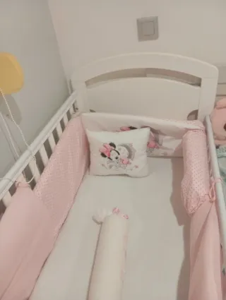Cuna de bebé blanca con Minnie Mouse