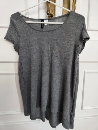 Camiseta gris con bolsillo Divided