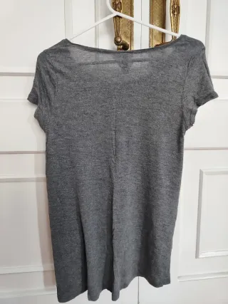 Camiseta gris con bolsillo Divided