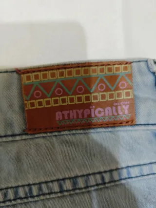 Shorts vaqueros mujer con bordado étnico