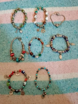 Pulseras elásticas multicolor con abalorios