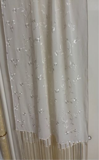 Pañuelo chal beige bordado con flecos