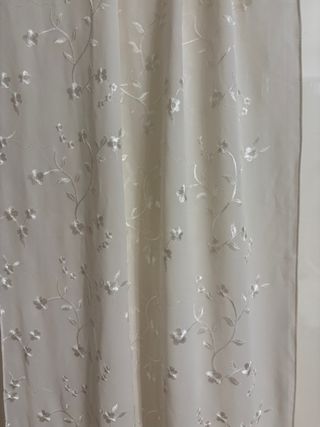 Pañuelo chal beige bordado con flecos