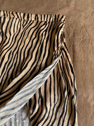 Falda ASOS satén estampado cebra talla 36