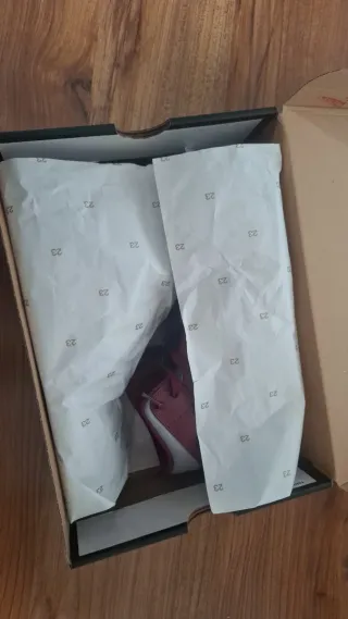 Jordan 1 Mid Gris y Rojo Talla 42