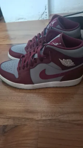 Jordan 1 Mid Gris y Rojo Talla 42