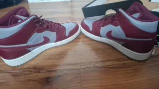 Jordan 1 Mid Gris y Rojo Talla 42